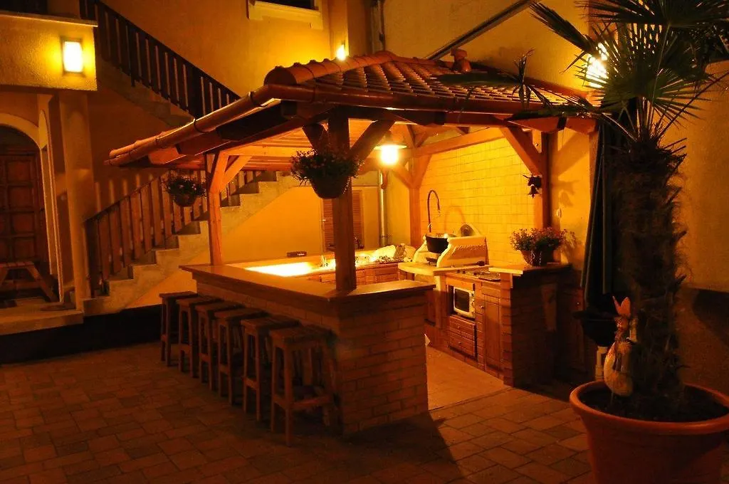 Eszti Vendeghaz Guest House Debrecen